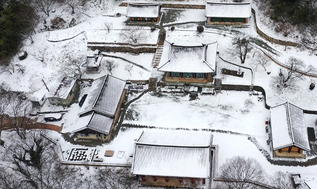 Templo Yongcheonsa cubierto de nieve