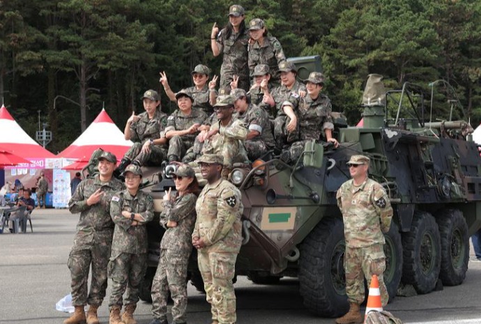 Foto con soldados estadounidenses desplegados en Corea