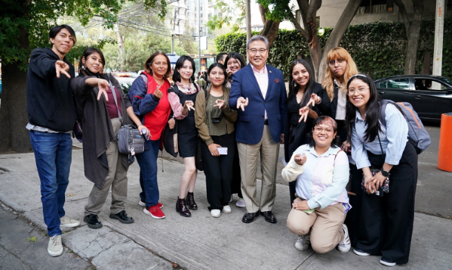 Encuentro de fanáticos mexicanos del 'hallyu' con el canciller coreano