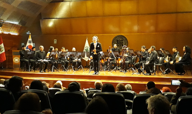 La Orquesta Sinfónica Nacional Juvenil de Perú y el maestro Jinhyoun Baek deleitan al público peruano