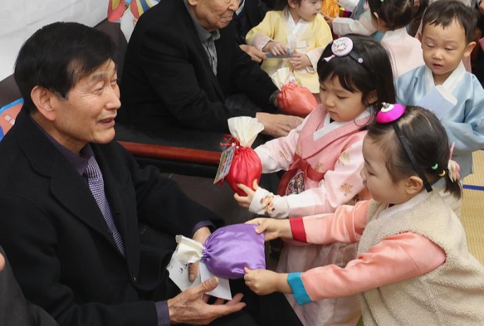 Los niños regalan 'tteok' a los mayores