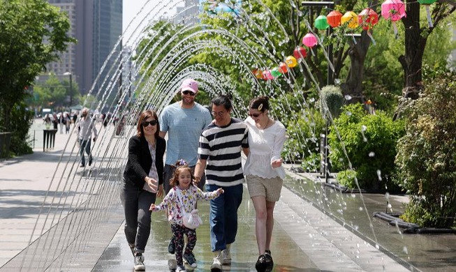 Una familia francesa se divierte en la plaza Gwanghwamun