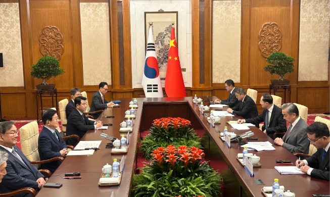 El enviado presidencial especial a China entrega una carta personal del presidente Lee