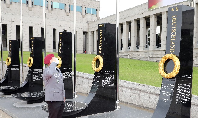 [Foto del día] Se instala monumento a la participación de Alemania en la Guerra de Corea