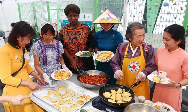 Familias multiculturales asisten a un evento por el Chuseok