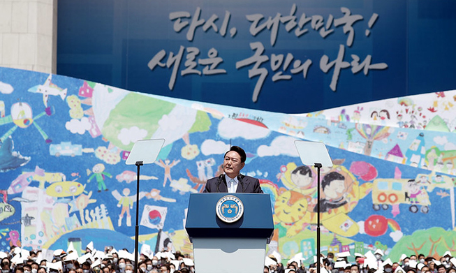 En su discurso de investidura el presidente Yoon promete construir un país que pertenezca a los ciudadanos