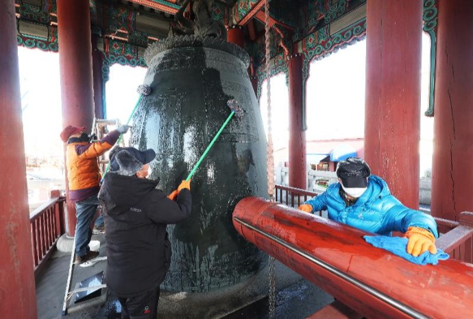 Preparativos para una ceremonia de Nochevieja
