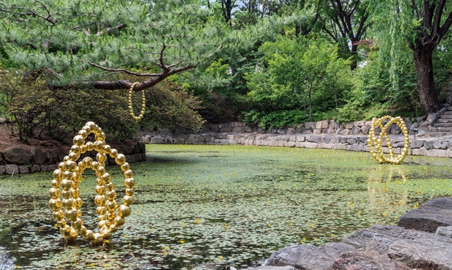 La exhibición de un artista francés en Seúl enfatiza la coexistencia con la naturaleza