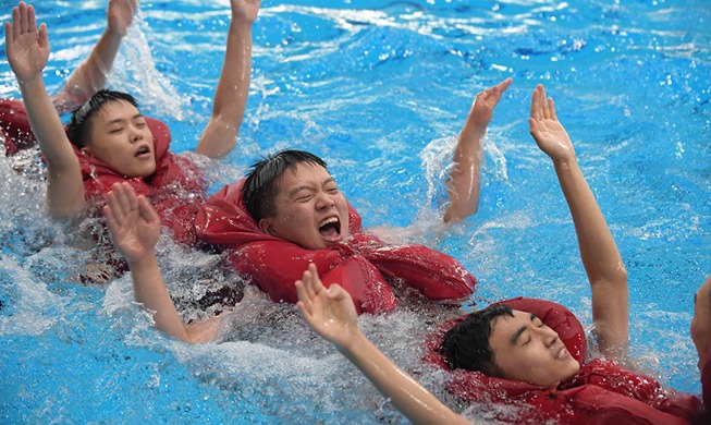 [Foto del día] Ejercicio de natación de combate en un día de calor