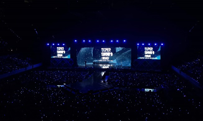 Super Junior ilumina de azul zafiro su concierto en la Ciudad de México