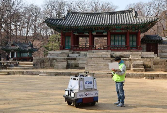 Un robot de patrulla en el palacio Changdeokgung