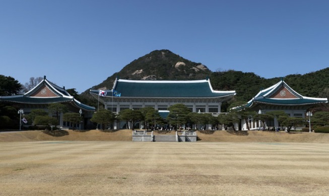 El presidente Lee regresa a trabajar a Cheong Wa Dae por 1ª vez en su mandato