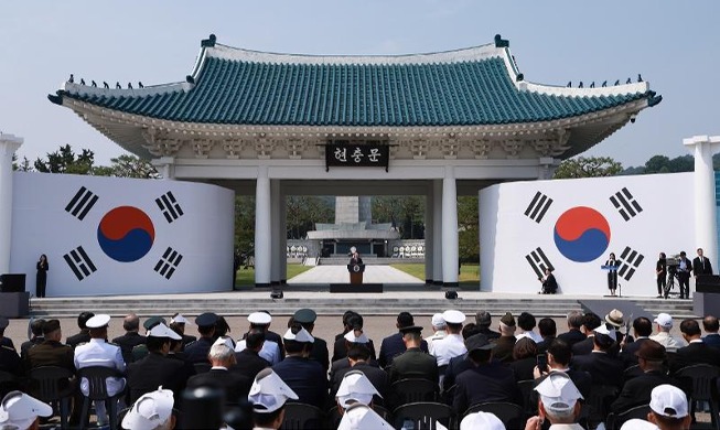 Ceremonia para conmemorar a los héroes caídos