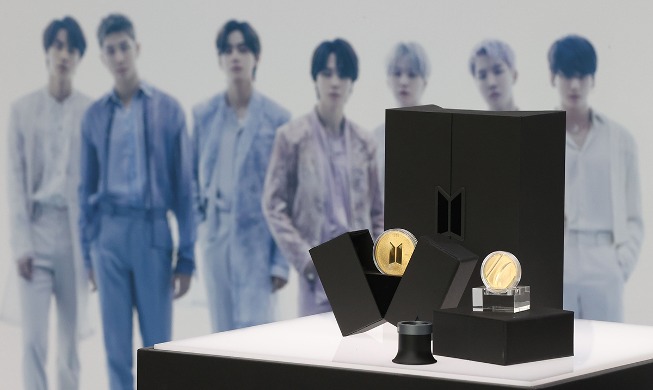 La nueva medalla de BTS representa el décimo aniversario del debut del grupo