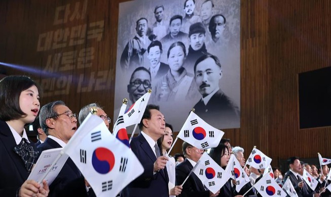 El presidente Yoon y la primera dama cantan en la ceremonia del Día del Movimiento de la Independencia del Primero de Marzo