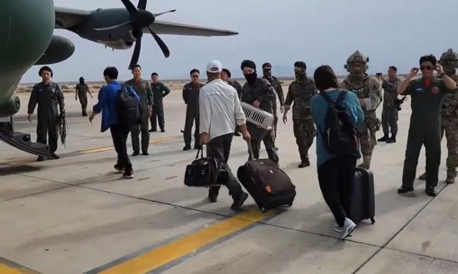 Un total de 28 surcoreanos son evacuados de Sudán en un avión militar