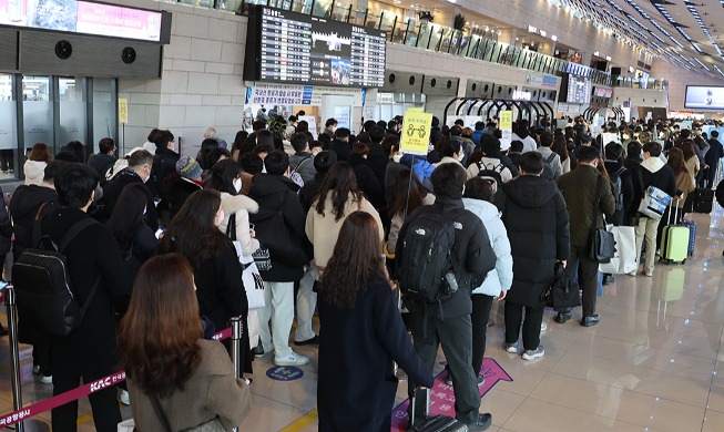 Aeropuerto de Gimpo lleno de turistas antes de los feriados del Año Nuevo Lunar