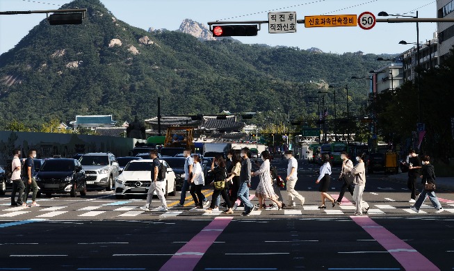 [Foto del día] Ciudadanos van a trabajar después de las vacaciones de Chuseok