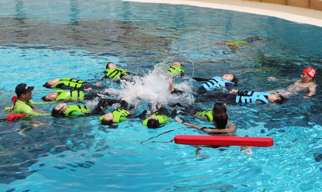 Aprendiendo las nociones básicas de la natación de supervivencia