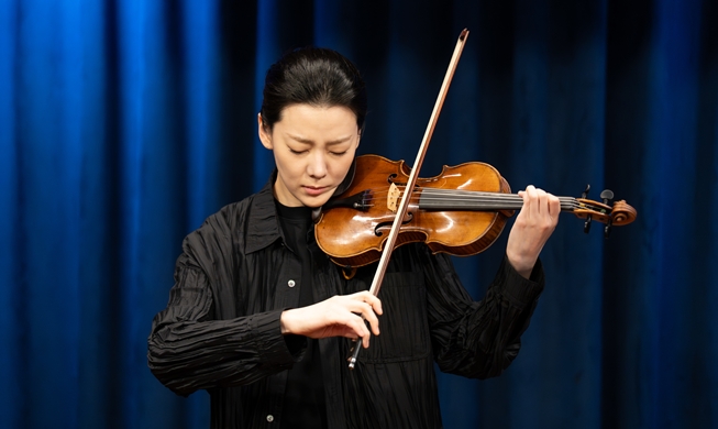 La violinista Clara-Jumi Kang habla sobre su gira nacional y las claves de su éxito 