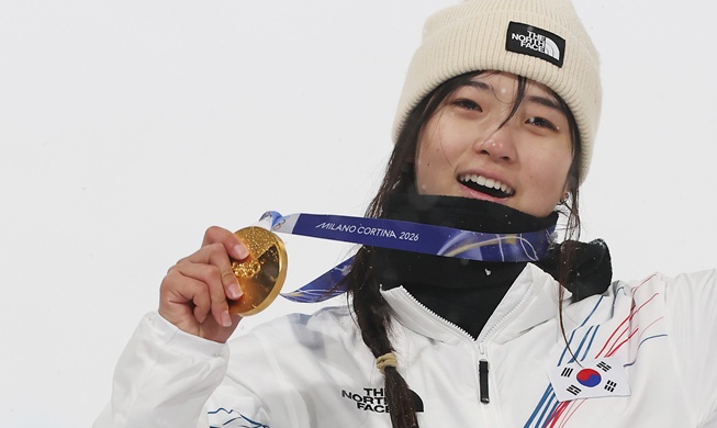 La esquiadora de 'snowboard' Choi Gaon gana el 1er oro olímpico de Corea en una prueba de nieve
