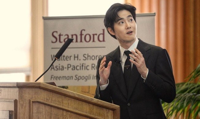 Suho de EXO expone en la Universidad Stanford sobre la ola coreana