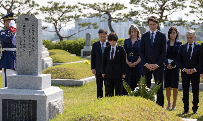 El primer ministro canadiense Trudeau rinde homenaje a Frank William Schofield en el Cementerio Nacional de Seúl