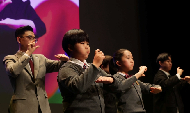 Cantando el himno nacional en el lenguaje de señas