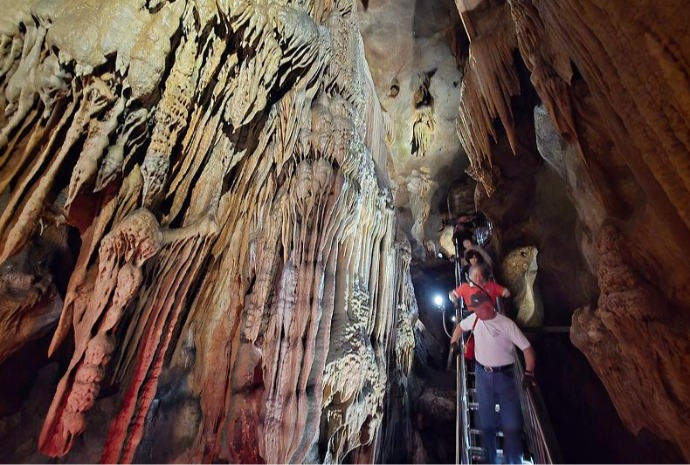 Refugiándose del calor en la cueva Gosu