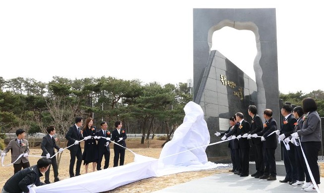 Inauguración de un monumento que rinde homenaje a los independentistas