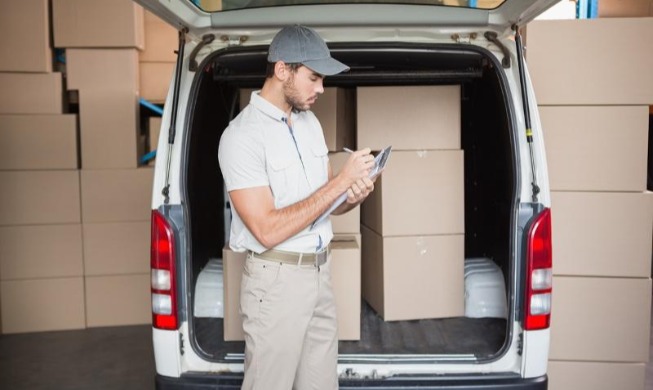El Gobierno permitirá a los extranjeros con visado E-9 trabajar en hostelería y logística