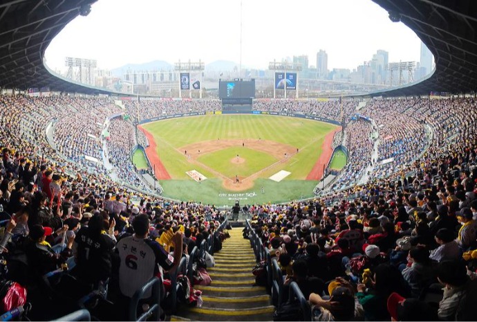 Fiebre por el béisbol en Seúl