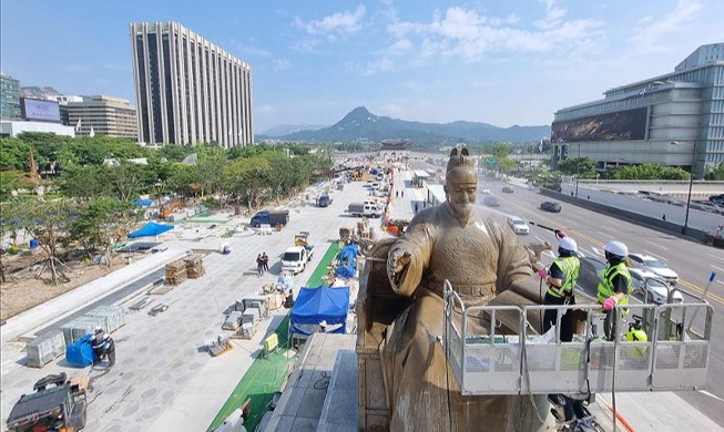 Dando un baño a la estatua del rey Sejong previo a la reapertura de la plaza Gwanghwamun