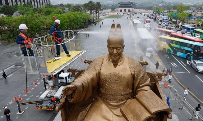 Limpieza de la estatua del rey Sejong
