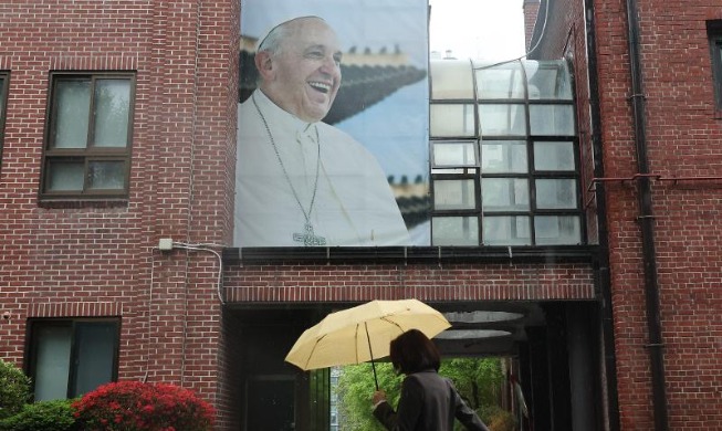 El presidente en funciones elogia al difunto papa Francisco por su mensaje de amor y paz