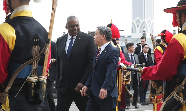 El ministro de Defensa de Corea se traslada a una sala de reuniones junto con su homólogo de EE.UU.