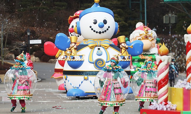 [Foto del día] Navidad emocionante, parque temático alberga desfile navideño