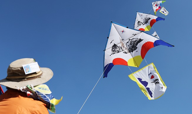 Volando cometas para celebrar el Día de Dokdo