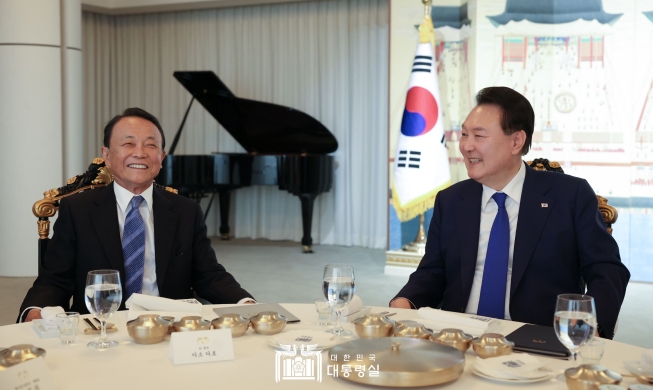 El presidente Yoon asiste a una cena con el ex primer ministro japonés Aso