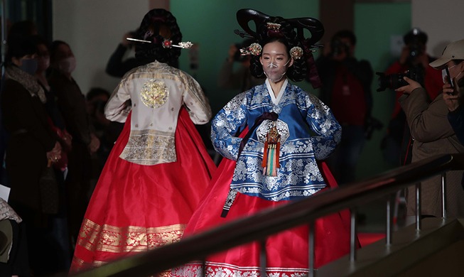 [Foto del día] Hanbok, protagonista principal del desfile de moda