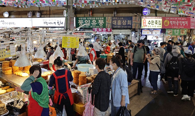 Mercado tradicional repleto de compradores antes del inicio del Chuseok