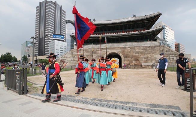 [Foto del día] Se abre la sección trasera de la Puerta Sungnyemun