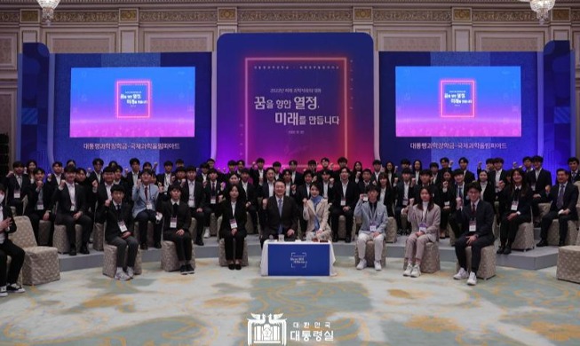 Yoon promete un apoyo concreto en el diálogo con los futuros científicos