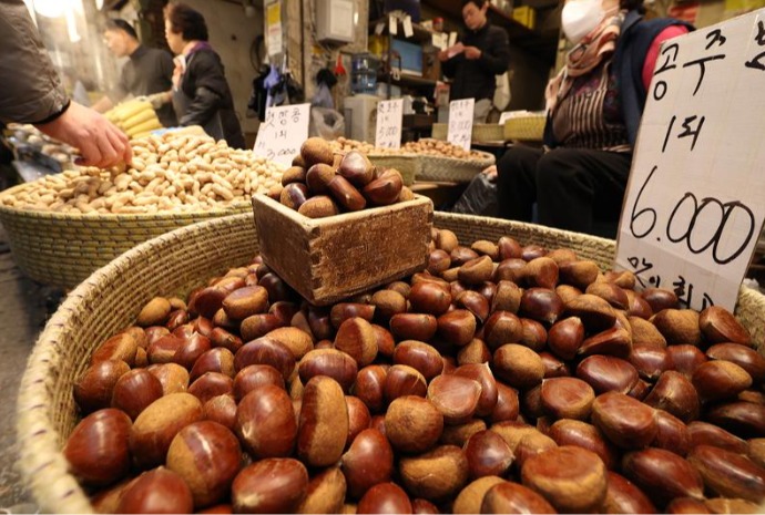 Mercado en Seúl se prepara para la primera luna llena del año