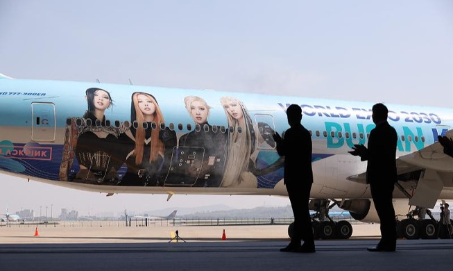 El avión decorado con una imagen de BLACKPINK promueve la candidatura de la Expo Mundial