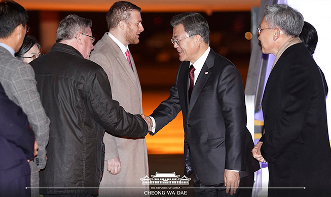 El presidente Moon llega a Hungría para discutir la cooperación con el Grupo de Visegrado