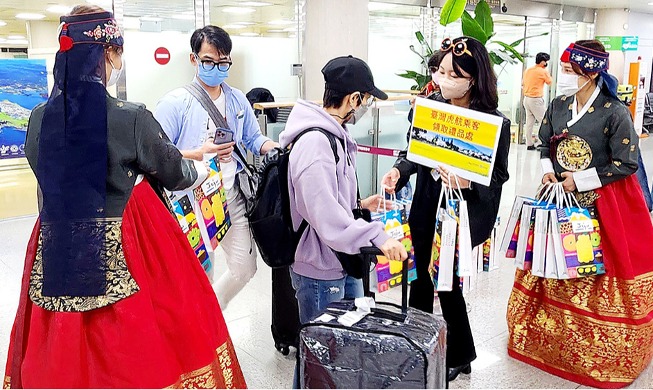 Un grupo de turistas taiwaneses llega a Jeju por primera vez en 2 años y 9 meses