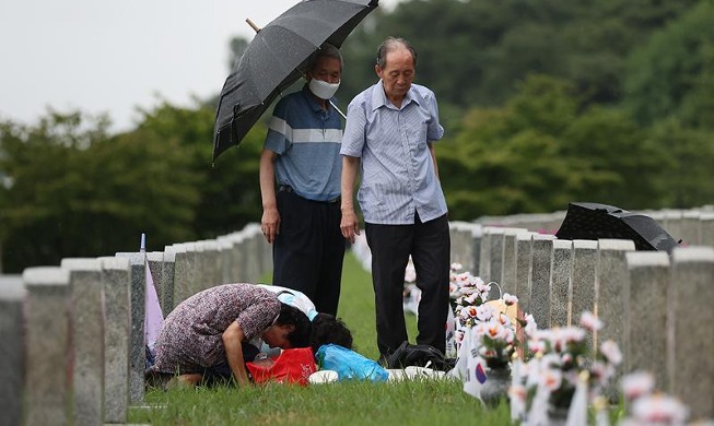 Visitando las tumbas de familiares fallecidos durante la Guerra de Corea