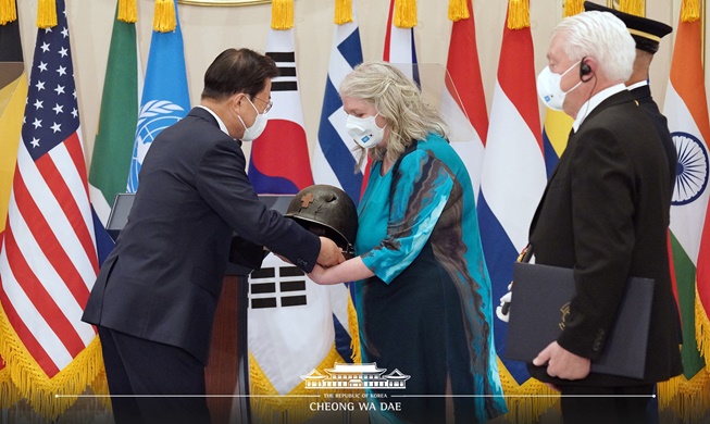 Presidente Moon confiere honores a dos veteranos de la Guerra de Corea