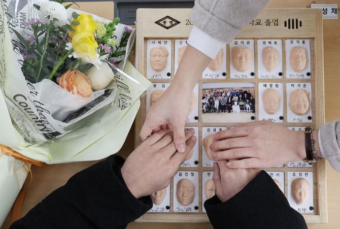 Un álbum de graduación que se lee con las manos